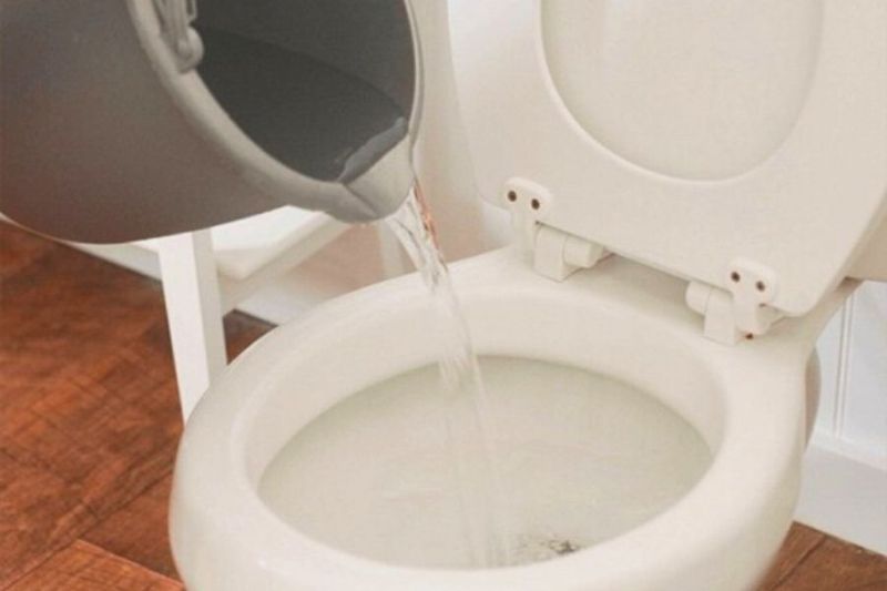 13 Cách xử lý bồn cầu bị nghẹt hiệu quả, nhanh chóng tại nhà 2 Thông bồn cầu bị nghẹt bằng áp lực nước