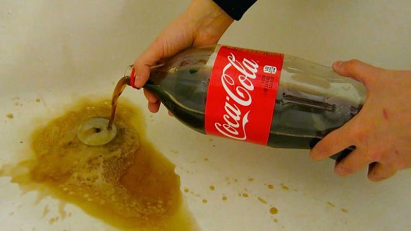 12 Cách thông cống nghẹt tại nhà nhanh, đơn giản và hiệu quả 11 Sử dụng nước có ga Coca Cola