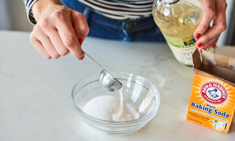 Kết hợp baking soda và giấm trắng