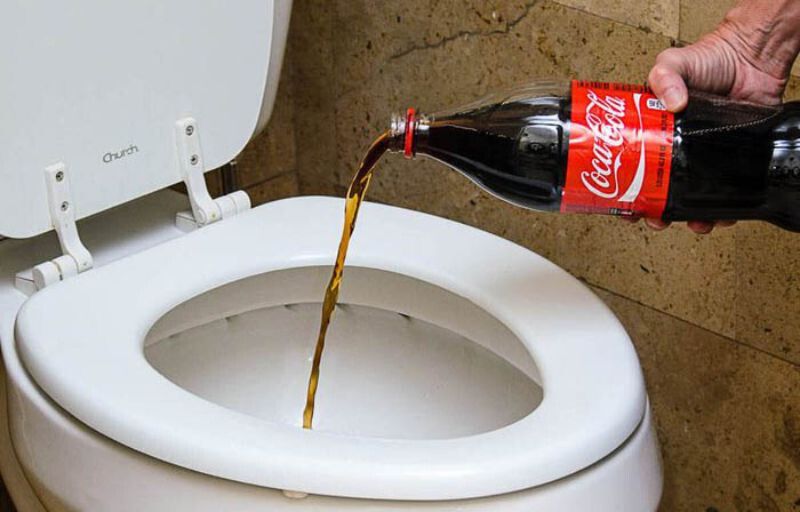 13 Cách xử lý bồn cầu bị nghẹt hiệu quả, nhanh chóng tại nhà 5 Dùng nước ngọt có ga