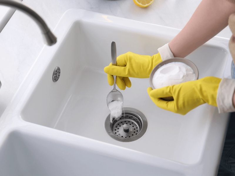 Dùng baking soda, giấm trắng và nước nóng