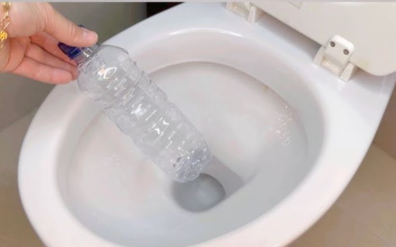 13 Cách xử lý bồn cầu bị nghẹt hiệu quả, nhanh chóng tại nhà 9 Dùng vỏ chai nhựa rỗng