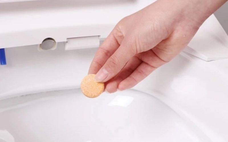 13 Cách xử lý bồn cầu bị nghẹt hiệu quả, nhanh chóng tại nhà 14 Dùng viên nén thông bồn cầu