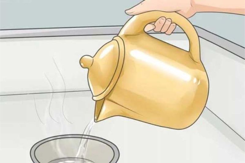 12 Cách thông cống nghẹt tại nhà nhanh, đơn giản và hiệu quả 3 Dùng nước ấm để thông cống nghẹt