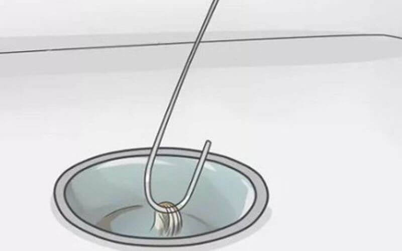 12 Cách thông cống nghẹt tại nhà nhanh, đơn giản và hiệu quả 8 Sử dụng móc phơi quần áo hoặc dụng cụ câu rác