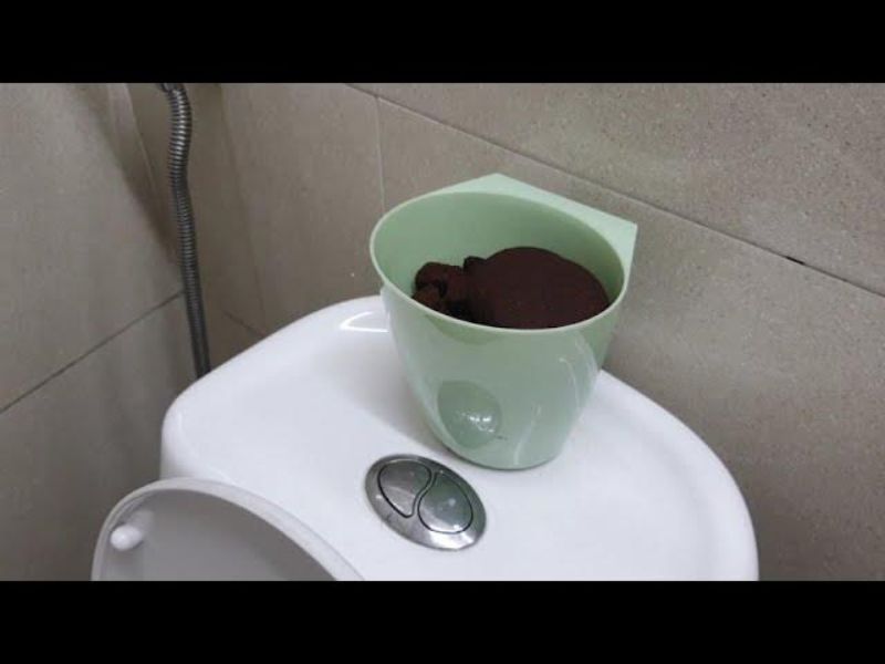 Khử mùi hôi nhà vệ sinh bằng bã cà phê, bã trà