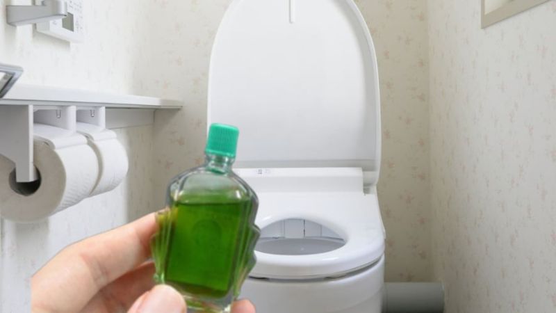 Khử mùi hôi nhà vệ sinh bằng dầu gió