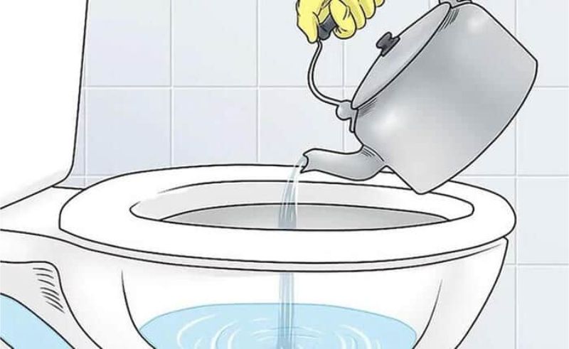 Thông bồn cầu bằng nước nóng hoạt động như thế nào?