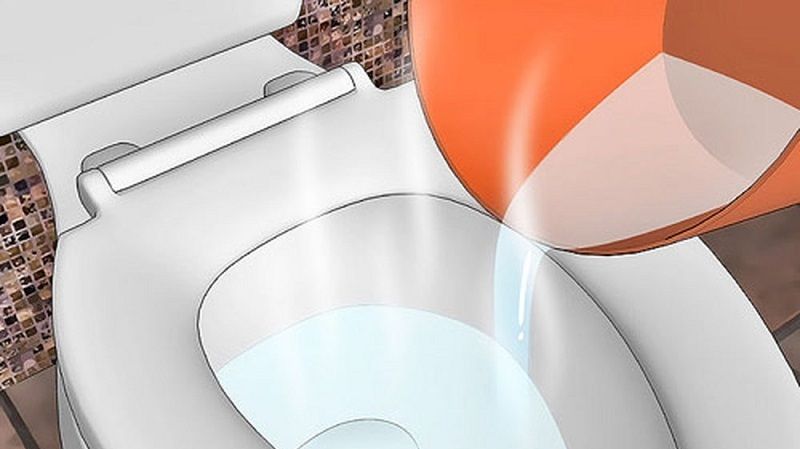 Cách thông bồn cầu bằng nước nóng đúng cách