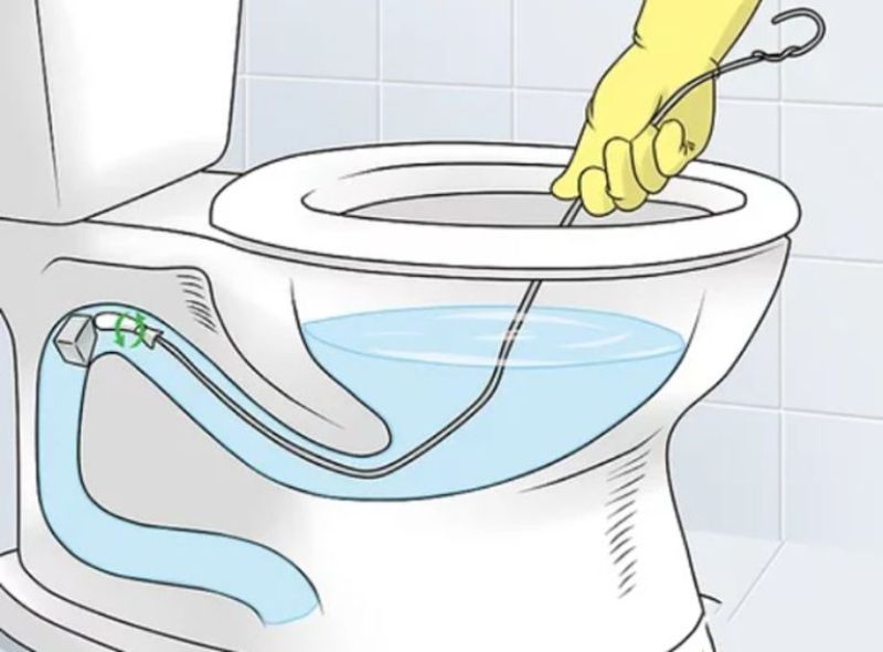 13 Cách xử lý bồn cầu bị nghẹt hiệu quả, nhanh chóng tại nhà 3 Thông bồn cầu bị nghẹt bằng móc phơi quần áo