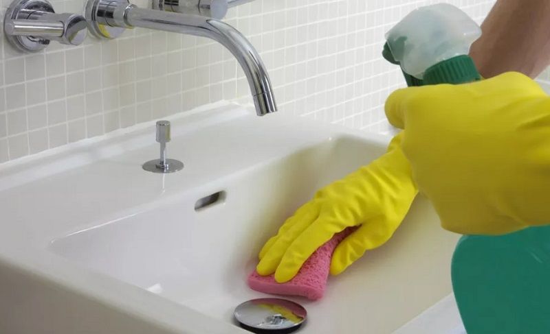 Sử dụng nước tẩy rửa vệ sinh chuyên dụng