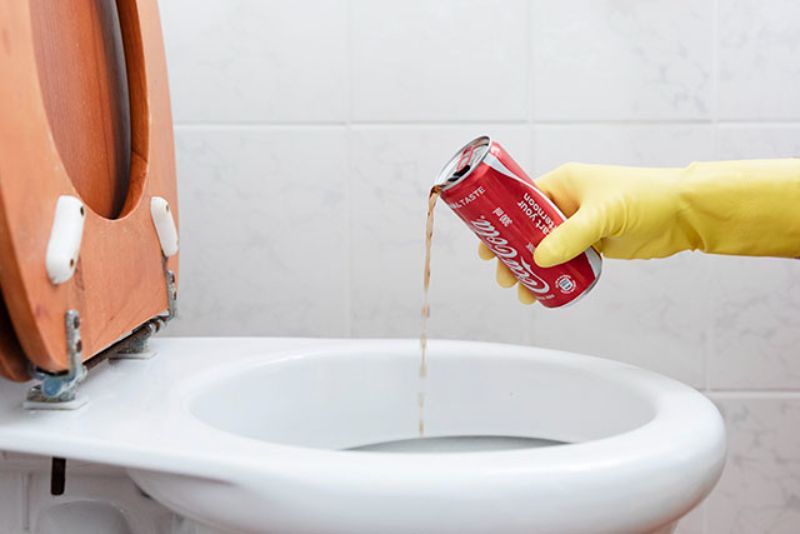 Coca có thông bồn cầu được không?