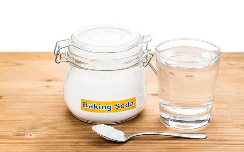 Loại bỏ vết ố vàng bằng baking soda và giấm trắng