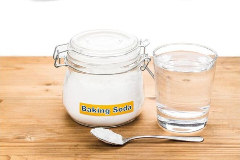 Xử lý mảng bám lâu ngày bằng baking soda