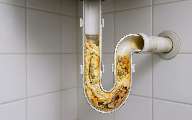 Cách vệ sinh đường ống thoát nước tại nhà sạch hết mùi hôi 2 Đoạn uốn cong của bẫy chữ P (con thỏ chống hôi) bị nghẹt cứng do dầu mỡ và thức ăn thừa tích tụ lâu ngày.