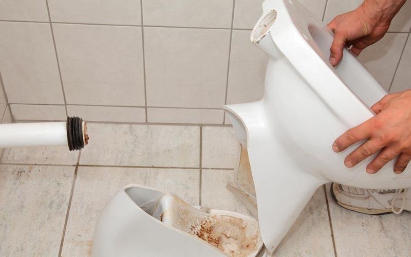 Bồn cầu bị vỡ do thông bồn cầu bị tắc vật cứng sai cách