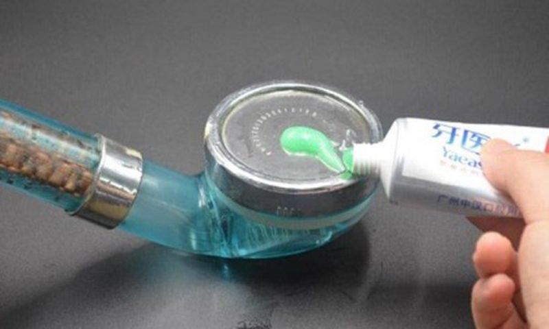 Làm sáng bề mặt vòi sen bằng kem đánh răng