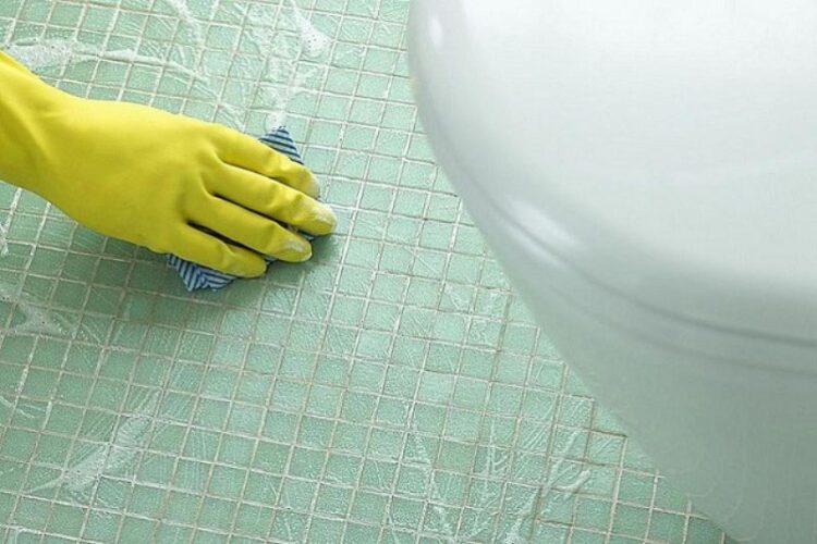 Vì sao nền nhà vệ sinh nhanh bị ố vàng và xỉn màu?