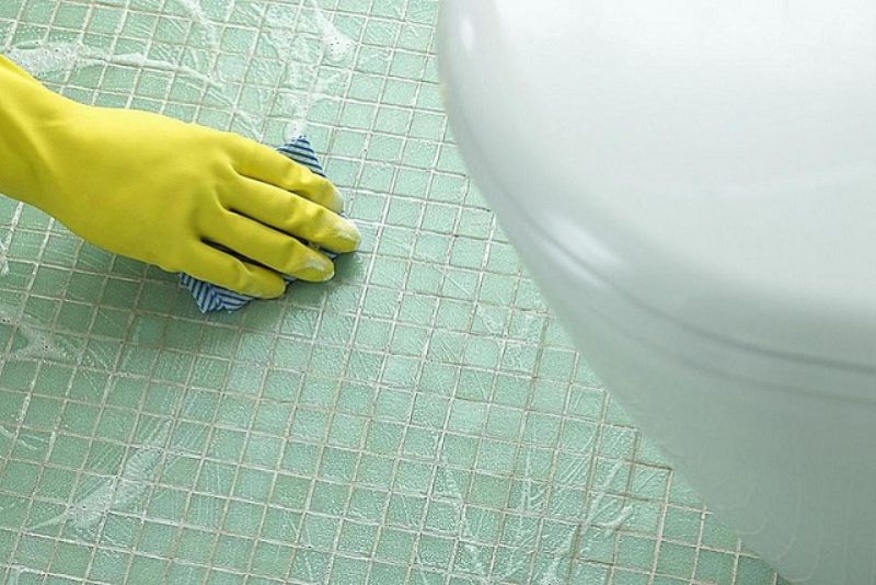 Vì sao nền nhà vệ sinh nhanh bị ố vàng và xỉn màu?