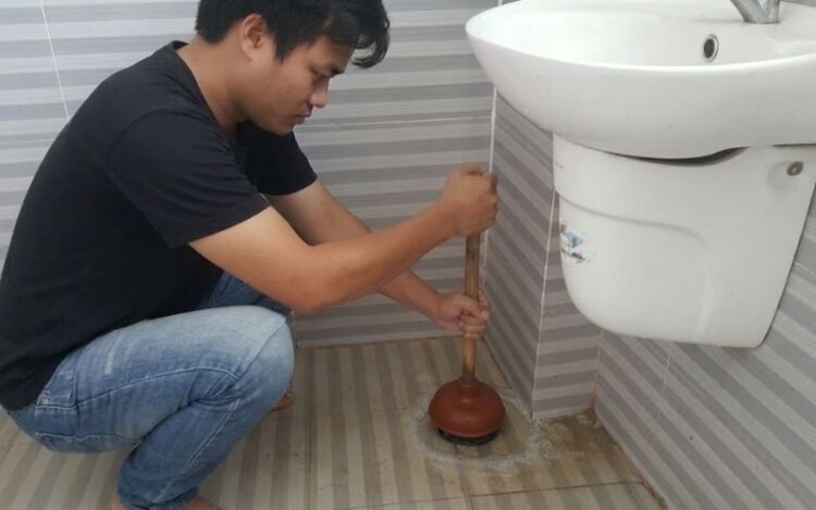 Hướng dẫn cách dùng pittong cao su tạo áp lực vật lý để đẩy vật cản và tóc bết dính ở phễu thoát sàn nhà tắm.