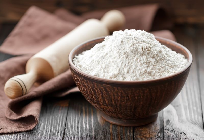 Dùng bột mì hoặc bột gạo kết hợp dầu ăn