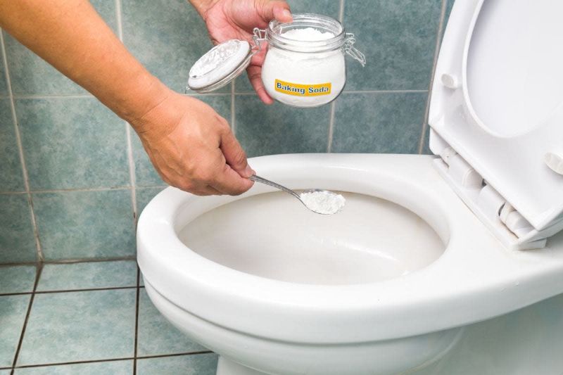 Dùng giấm trắng và baking soda thông bồn cầu