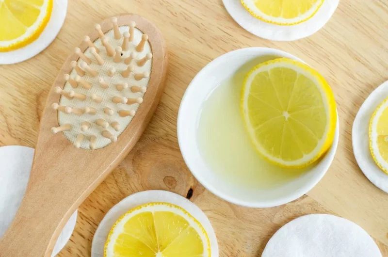 Cách tẩy bồn cầu bị ố vàng lâu ngày bằng chanh tươi