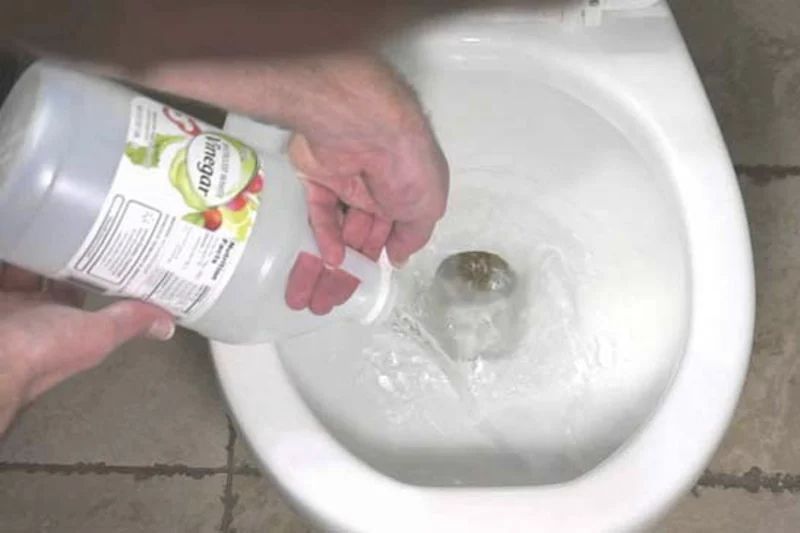 Cách tẩy bồn cầu bị ố vàng lâu ngày bằng giấm