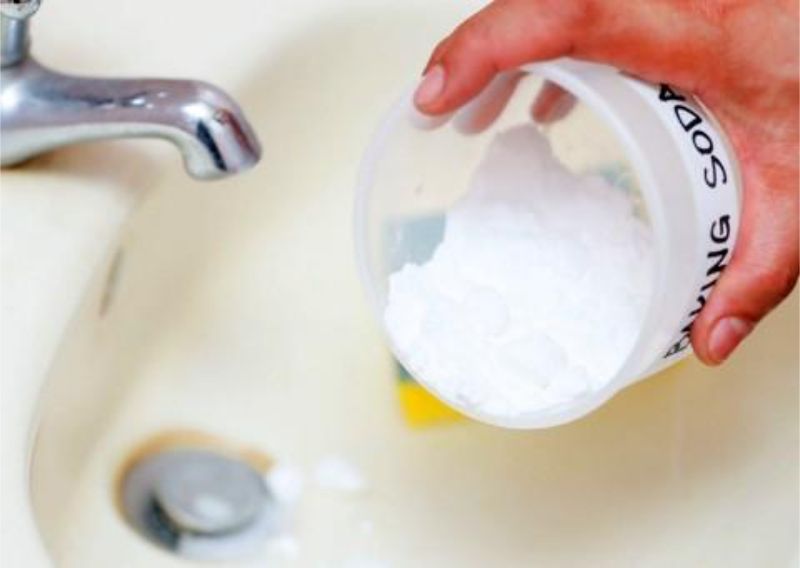 Rắc một lớp baking soda mỏng