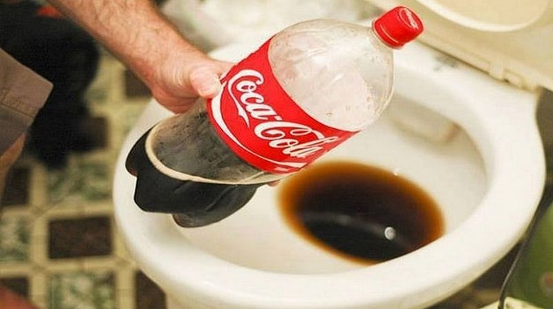 Dùng Coca-Cola để hỗ trợ tẩy vết ố