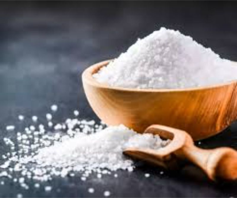 Dùng muối trắng để làm sạch gương nhà tắm