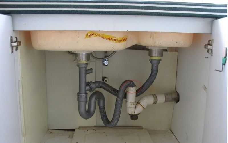 Hậu quả của việc đổ nước sôi làm tan mỡ trong ống thoát nước