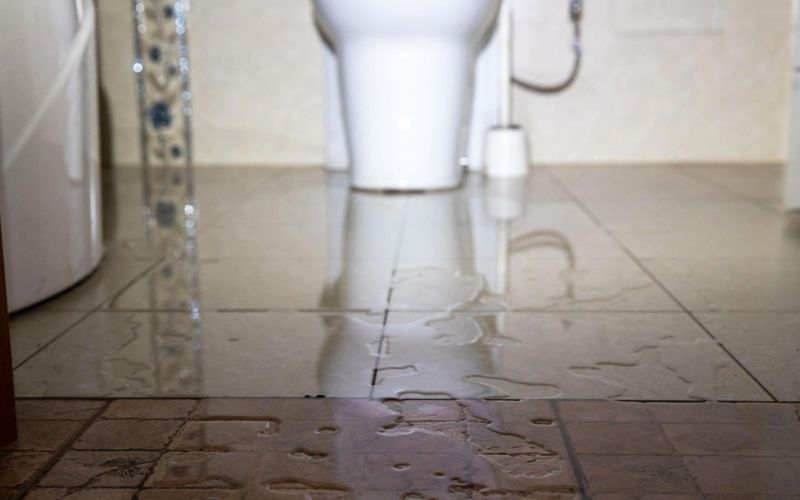 Hướng dẫn sửa bồn cầu bị rỉ nước ra sàn nhà