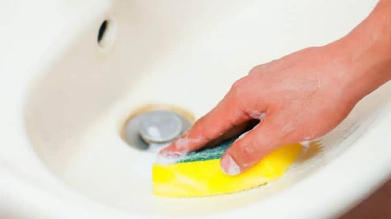 Làm sạch bồn rửa mặt bằng xà phòng và nước ấm