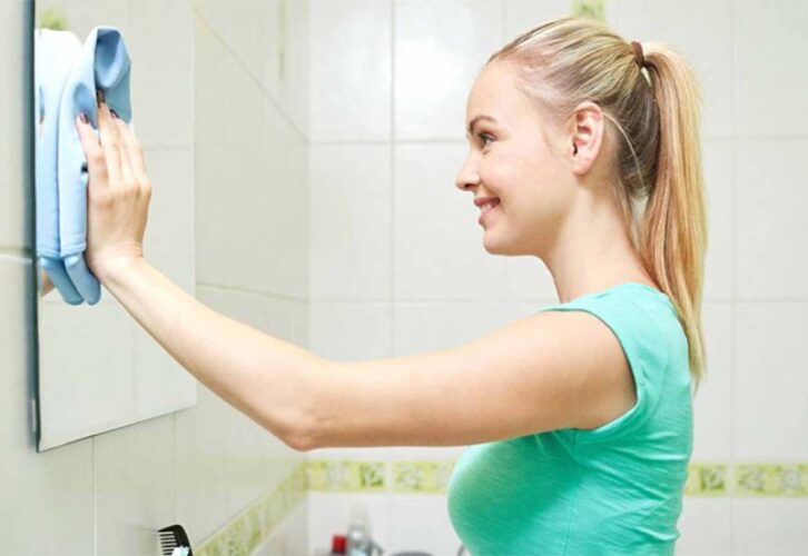 Vì sao gương nhà tắm thường bị mờ hoặc ố vàng?