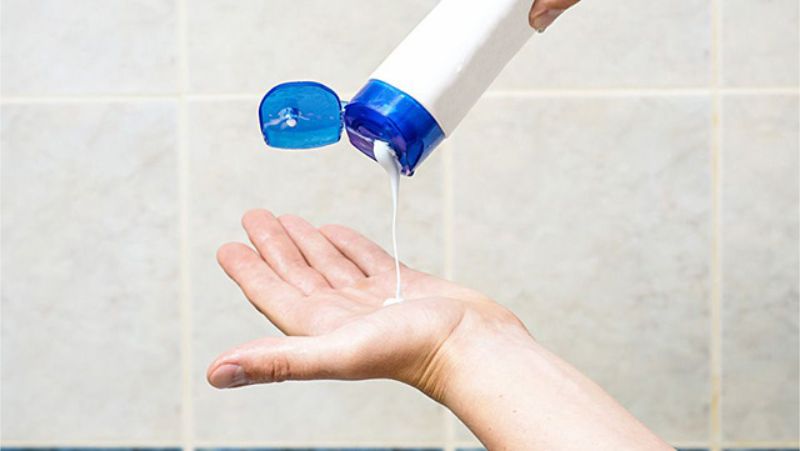 Làm sạch gương phòng tắm bằng dầu gội