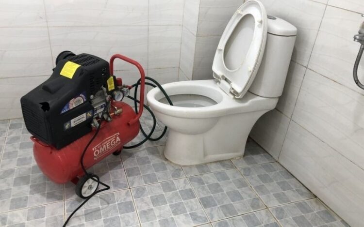 Sử dụng máy nén khí bơm xe , phun sơn để thông tắc bồn cầu bị nghẹt