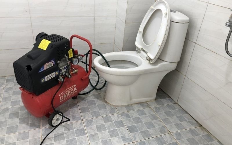 Sử dụng máy nén khí bơm xe , phun sơn để thông tắc bồn cầu bị nghẹt