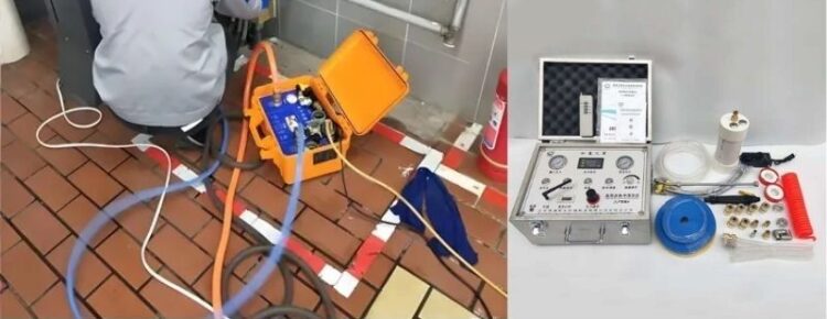 Kỹ thuật viên sử dụng máy sục rửa đường ống nước sạch bằng công nghệ xung thủy lực kép không đục phá.