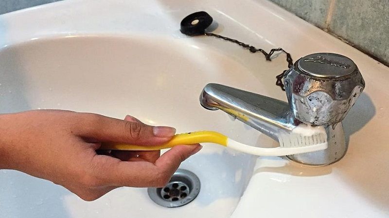 Làm sáng vòi nước inox bằng kem đánh răng