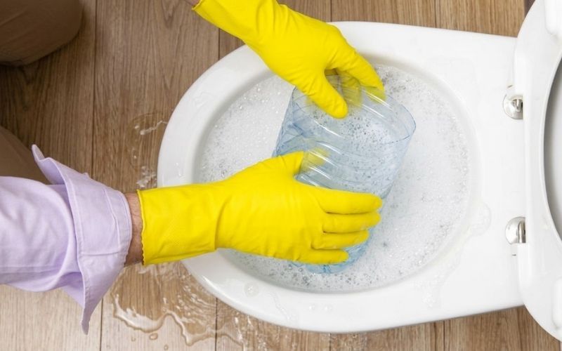 3 Cách thông bồn cầu bằng muối chuẩn tỷ lệ và an toàn từ thợ 2 Đeo găng tay và múc bớt nước thải trong bồn cầu đang ngập ứ để tránh tràn hỗn hợp muối ra sàn nhà.