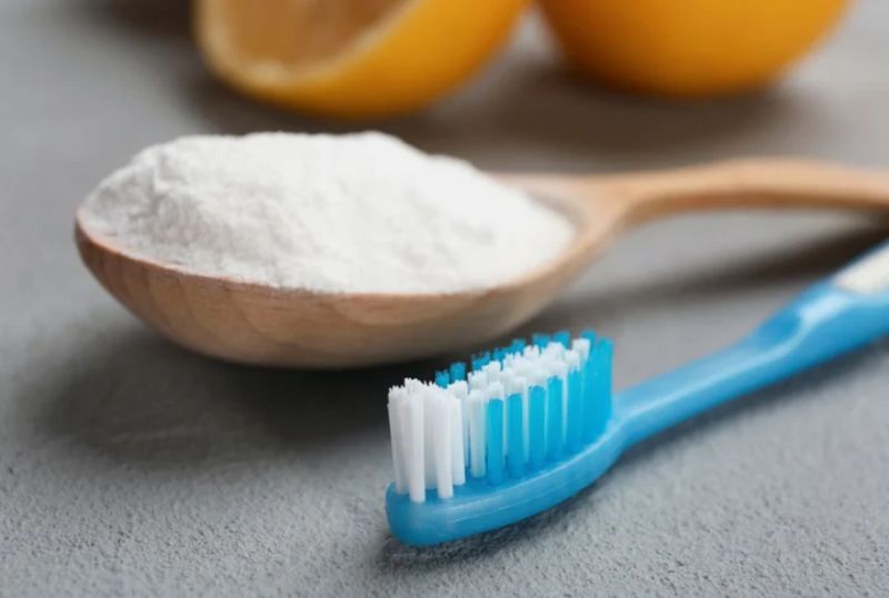 Dùng muối ăn hoặc kem đánh răng