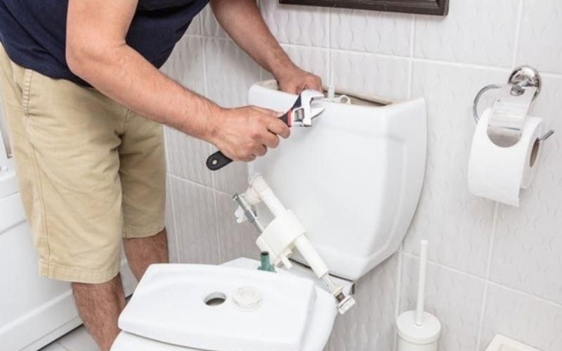 Sửa bồn cầu bị rỉ nước liên tục do lỗi cụm van xả, van cấp nước