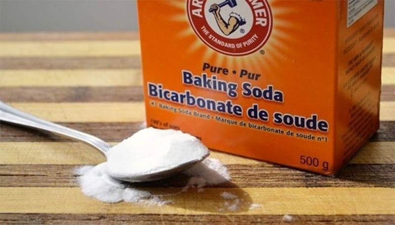 Dùng baking soda làm sạch nấm mốc trong nhà vệ sinh
