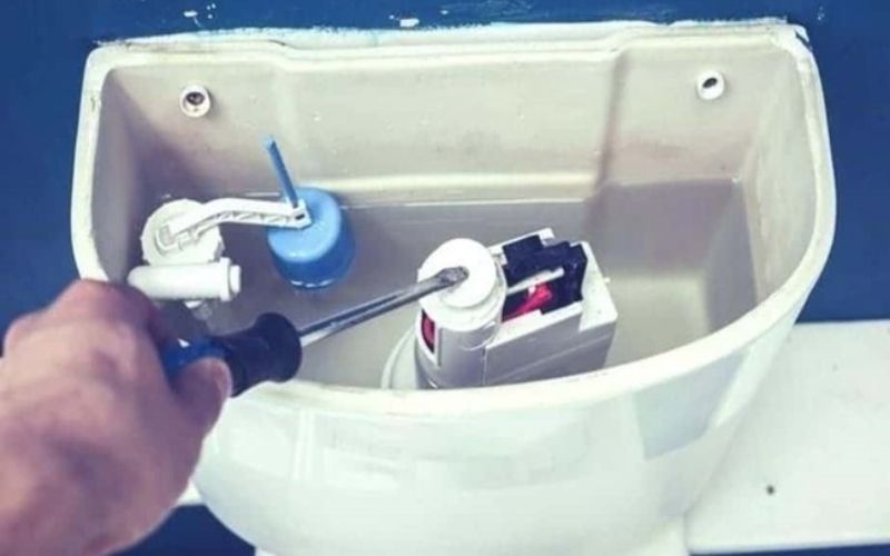 Thao tác chỉnh phao bồn cầu không ngắt nước
