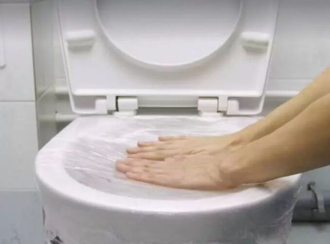 Nhấn nhẹ và đều lên bề mặt băng dính