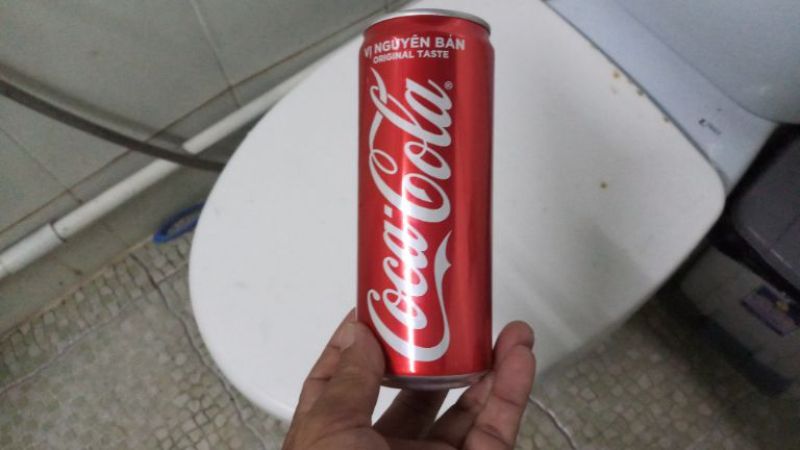 Chuẩn bị trước khi thông bồn cầu bằng coca