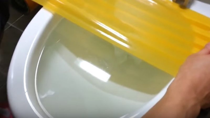 Dùng băng dính, màng bọc thực phẩm thông tắc bồn cầu bị nghẹt