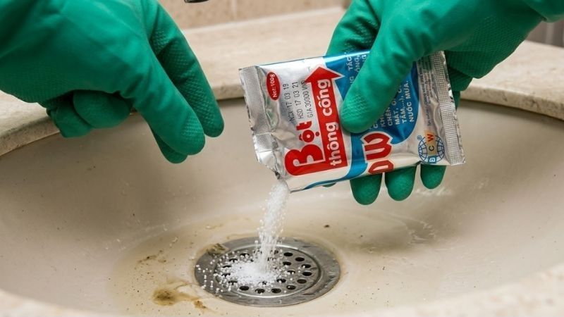 Bột thông cống DW: Review hiệu quả & Hướng dẫn sử dụng 4 Bắt buộc đeo găng tay cao su khi đổ bột thông cống DW vào miệng cống để tránh bị bỏng hóa chất do phản ứng sinh nhiệt.