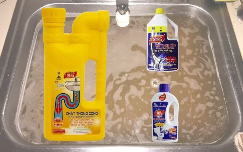 Cách sử dụng nước thông cống Sifa siêu tốc an toàn tại nhà 1 Chai hóa chất nước thông cống Sifa siêu tốc chứa kiềm mạnh, chuyên dùng để phân hủy búi tóc và rác hữu cơ